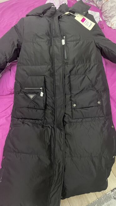 длинное трикотажное платье с капюшоном: Длинный женский пуховик, черный. Характеристики: - Длина: макси (ниже