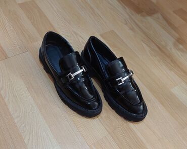 1383 oglasa | lalafo.rs: Reserved crne cipele
Broj je 39 - 25cm unutrasnje gaziste