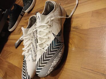 Great Wall: Məhsul: Nike Mercurial Vapor 360 futbol butsası (FG) Xüsusiyyətlər: -