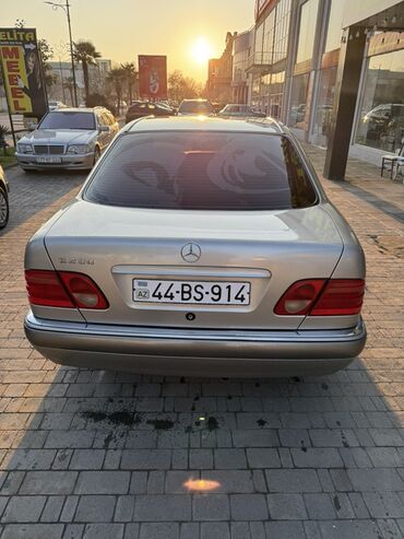 Mercedes-Benz: Mercedes-Benz E-Class (W210) sedan - Korpus: sedan, gümüşü rəng - — 19