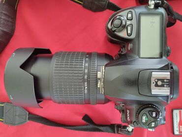 nikon 2470: Nikon DSLR fotoaparatı, Nikkor DX 18-135mm obyektivi ilə birlikdə. Bu
