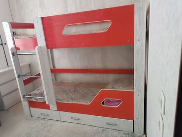 мебел кровать: Двухъярусная детская кровать, Б/у, МДФ, цвет - Красный