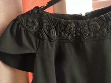 Women's Pants: Qara klassik don - Dizayn: Diz boyu, qələm kəsimli siluet. Yuxarı