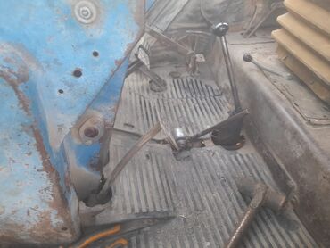 Traktorlar: Mavi rəngli təkərli kənd təsərrüfatı traktoru Xüsusiyyətlər: - — 16