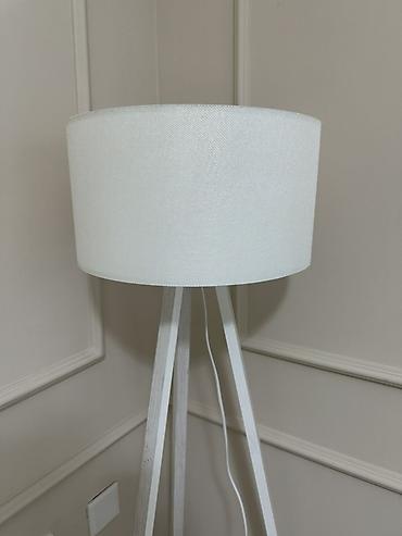 led isiqlar: Ağ rəngdə üçayaqlı torşer lampa - Minimalist dizaynlı, teksturalı ağ — 5