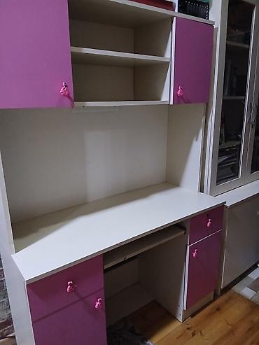 komputer desti: Uşaq/yeniyetmə otağı üçün iş masası ilə üst rəf-modul ağ işiqli dizayn — 2