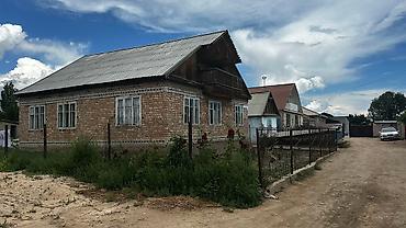 2 8: Кирпичный дом с деревянным балконом на втором этаже, построенный в — 3