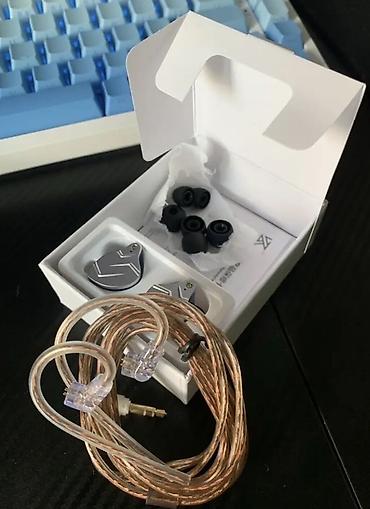 qulagcig: Kabeli qulaqlıq (IEM) dəsti Xüsusiyyətlər: - Üçölçülü metal korpuslu — 1