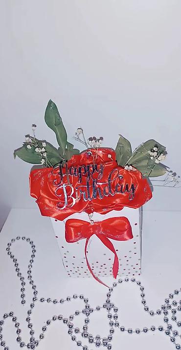 Praznična dekoracija: Dekorativna rođendanska kutija – aranžman - Poklon-kesa/kutija u — 7