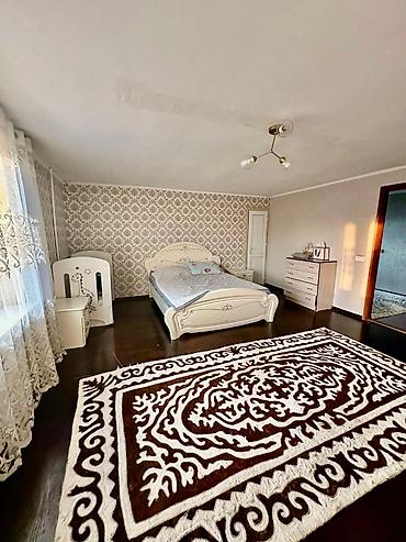 Продажа коттеджей и домов: ПРОДАЕТСЯ ДОМ🏡 В ж/м Учкун, по улице Шабдан Баатыра, на первой линии — 18