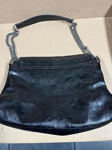 Modni rančevi: Crna ženska torba preko ramena - Materijal: veštačka koža (sjajan — 3