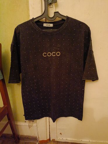 Ön tərəfində "COCO" yazısı və üzərində kiçik parlaq bəzəklər olan tünd
