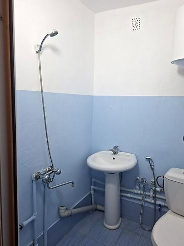 kesle qesebesde kiraye evler: Xüsusiyyətlər: - İşıqlı, düzbucaqlı otaq; divarlar zolaqlı oboy, tavan — 3