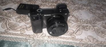 Sony a6400 model güzgüsüz kamera. Bu qara rəngli kamera kiçik və