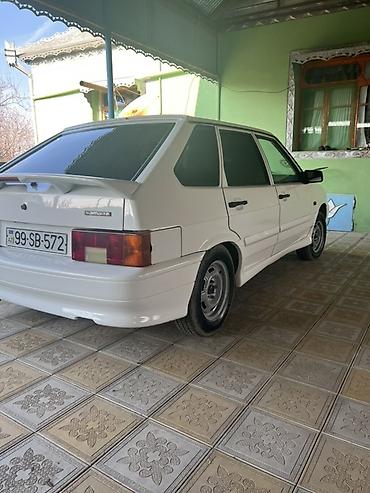 VAZ (LADA): LADA Samara (hatchback), ağ rəng. Xüsusiyyətlər: - Kuzov: 5 qapılı — 12