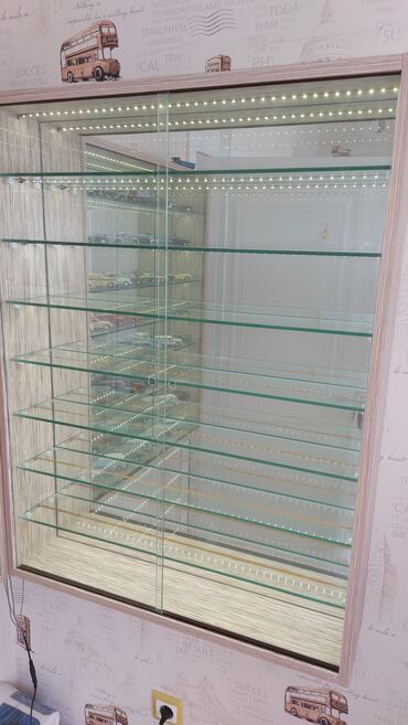 Stend vitrinləri: Şüşə qapıları olan vitrin, model avtomobillər kolleksiyasını səliqəli — 4