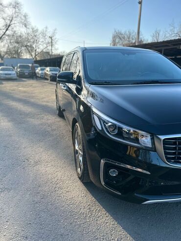 ала бука машина базар: Черный минивэн Kia Carnival. Этот автомобиль предлагает просторный и