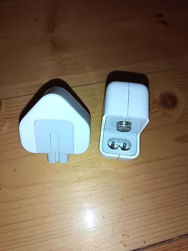 ipad зарядка: Apple İpadin orijinal adaptoru. İpadin üstünde gəlib, 25 voltdur — 3