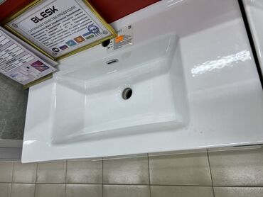 Водонагреватели: Прямоугольная белая раковина-столешница Blesk. Гладкая поверхность