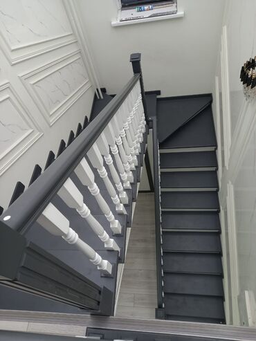 Деревянные лестницы: Прямая лестница из дерева с балясинами и поручнями, выполненная в — 5