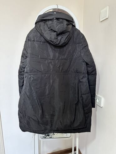 Пуховики и зимние куртки: Продаю 1) зимняя куртка размер 48 - 3000 сом 2) Деми куртка размер — 8