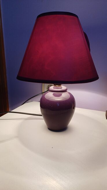 sobe za devojcice: Ljubicasta lampa na struju. Na kablu ima prekidac za paljenje i