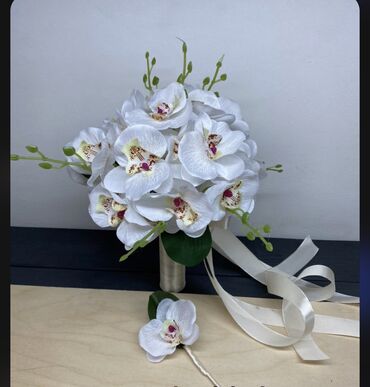 свадебный букет ручной работы: Продаётся букет невесты искусственный с бутоньеркой для мужа, орхидеи
