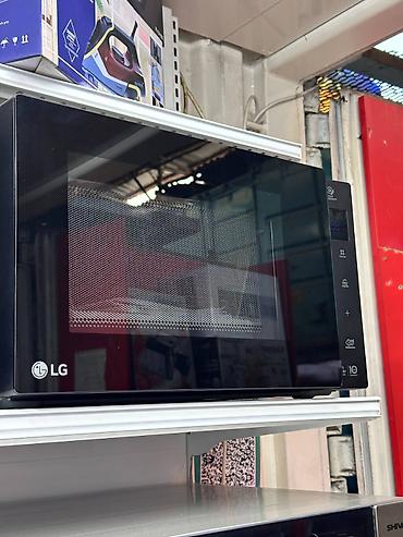 Микроволновая печь LG, современный дизайн с черным стеклянным фасадом