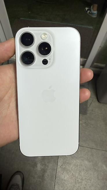 16e iphone: IPhone 16 Pro в белом цвете с тройной основной камерой и фронтальным — 2