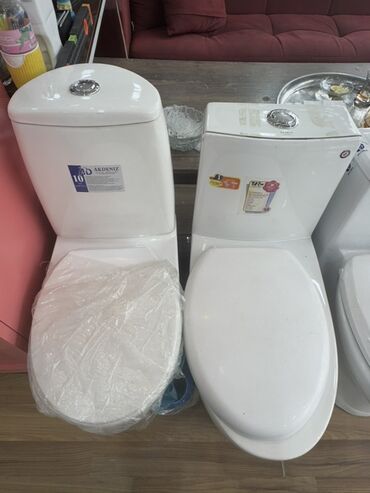 Moydadırlar: Ağ rəngli keramika unitaz, iki hissəli dizayna malikdir. Tankın