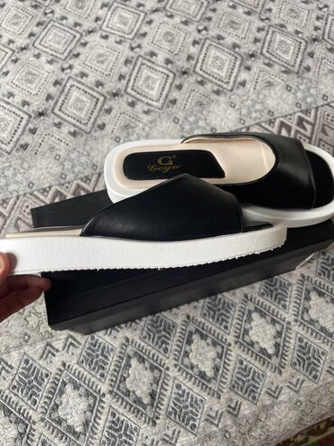 летние обуви: Продаю шлепки совсем новые размер 33 1000с есть черные и белые