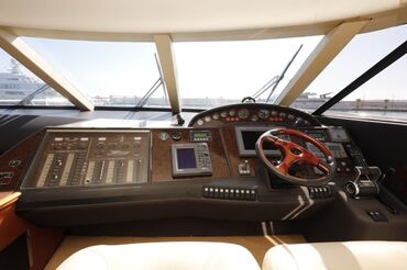 Водный транспорт: Роскошная Белоснежная моторная яхта классического дизайна - воплощение — 2