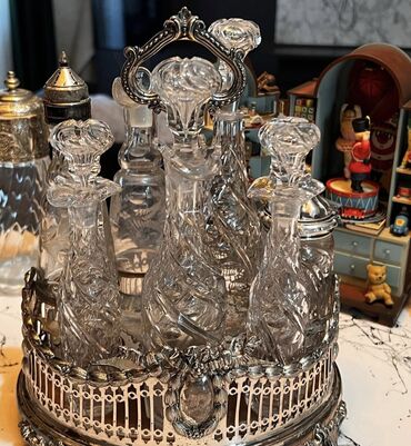 Qrafinlər və səhənglər: A antique Victorian silver plate bottle cruet set, c1856 Sheffield by