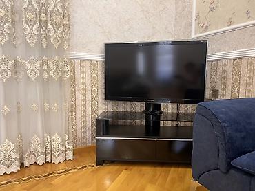 televizor altığı: 43 düymlük (109 sm) Samsung LED,Full HD televizor — 3