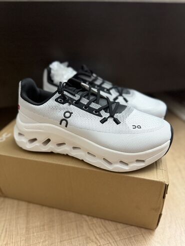 баскетбольные ботасы: Продаются Кроссовки On Running (логотип «OC») в бело‑черной расцветке