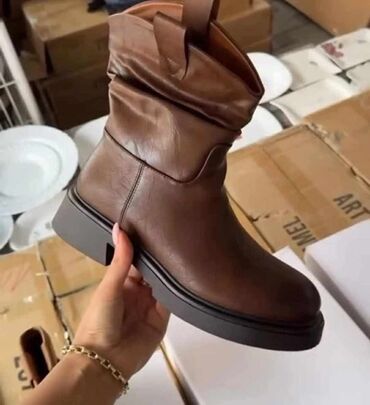 Čizme: Cizmice

NABAVKA
36-41
4300 din 💥 — 8