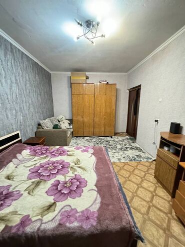 продам 3 х комнатную: 1 комната, 40 м², 105 серия, 9 этаж, Старый ремонт