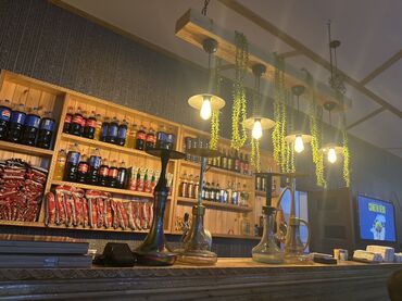 приют для животных в баку адрес: Şəhər stilində rahat nargilə-kafe interyeri. Taxta raflı barda