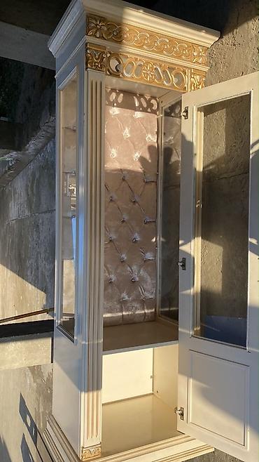 parfum vitrine: Klassik üslubda dekorativ vitrin şkafı təqdim olunur. Model ağ və — 2