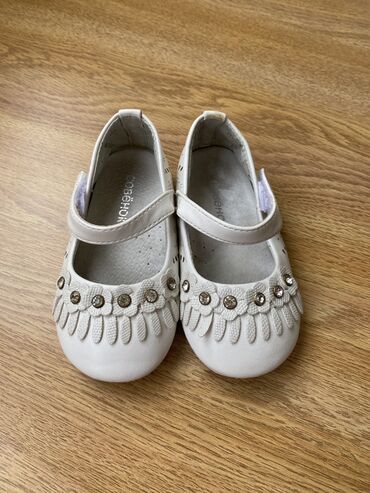 белые туфли: Детские босоножки. Размер 22. В хорошем состоянии, надевали только на