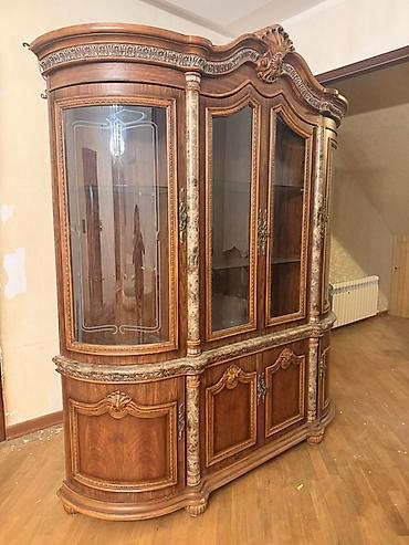 Klassik stil vitrin-bufet - Material: ağac əsaslı korpus, bəzəkli