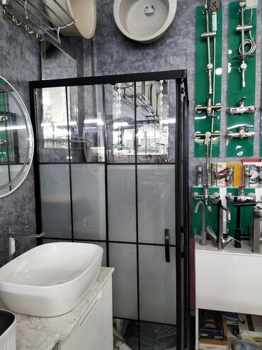 кабинка для душа: Şüşə duş kabinası, qara çərçivəli və sürüşmə qapılı, müasir hamam
