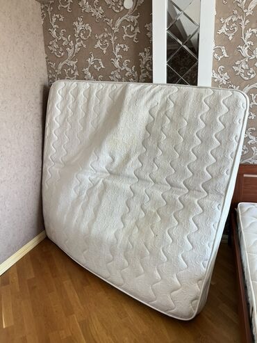 кровать спальни: БЕСПЛАТНО отдаю белый матрас с рельефной поверхностью. Подходит для