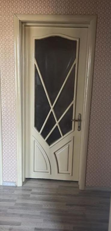 qapi: Otaq üçün dekorativ daxili qapı. Model krem/açıq bej rəngdədir və — 1