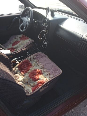 Volkswagen: Легковой автомобиль хэтчбек/седан бордового цвета. Основные — 6