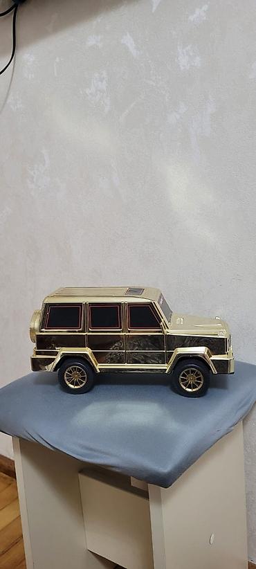 diskler teker: Qızılı rəngli oyuncağ avtomobil – SUV modeli - Material: parlaq — 3