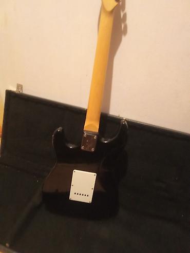 Gitare: Električna gitara tipa Stratocaster u sunburst finišu, sa belim — 11