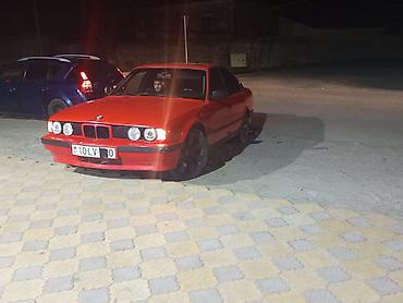 bmw lyuk: BMW 5 Series E34 sedan – qırmızı rəng, 4 qapı, 1990‑cı illərin klassik — 7
