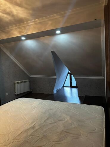 Uzunmüddətli kirayə mənzillər: Kirayə üçün tam mebellı 2 otaqlı mansard tipli mənzil. - Geniş qonaq — 3