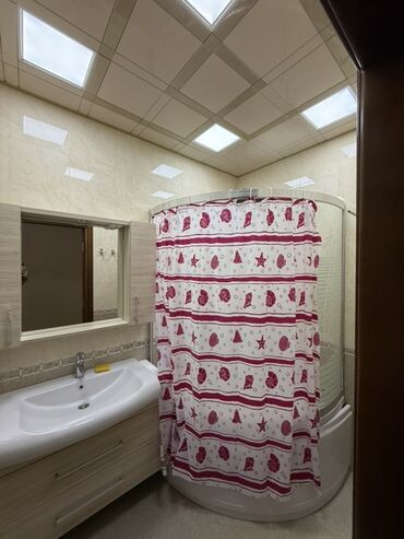 Uzunmüddətli kirayə mənzillər: Mənzilin təqdimatı - Geniş və işıqlı salon: iri panoram pəncərə — 9